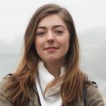 Mariana R., Product Manager de time de produto global, que superou o bloqueio e a timidez na conversação em inglês com auxílio da Sarah AI do FluencyOS.